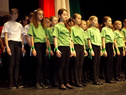 Dallal, tánccal, verssel és jó szóval köszöntötték a Magyar zászló napját