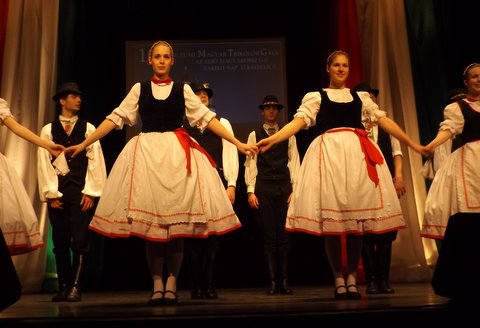 Dallal, tánccal, verssel és jó szóval köszöntötték a Magyar zászló napját